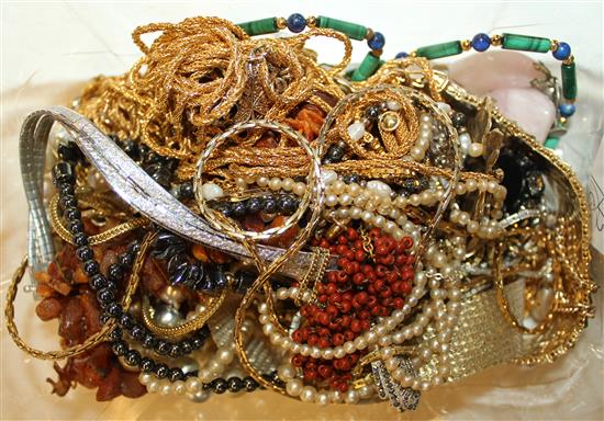 Quantity of costume jewellery